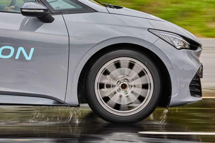 aquaplaning, Hankook, Hankook iON, Tips Cegah Alami Aquaplaning untuk Mobil Listrik, Perhatikan Bannya