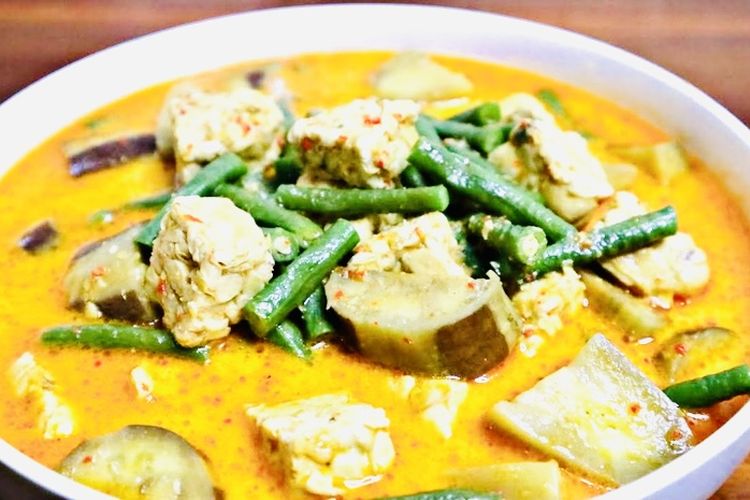 kuliner, Yogyakarta, Rekomendasi 7 Kuliner Yogyakarta Khas Hidangan Keraton yang Wajib Dicoba, 1. Brongkos, 2. Gudeg manggar, 3. Songgo Buwono, 4. Bebek suwar-suwir, 5. Manuk nom, 6. Sayur lodeh kluwih, 7. Wedang uwuh