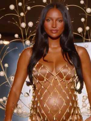 victoria secret, victoria secret fashion show 2025, Victoria Secret Fashion Show, jasmine tookes, jasmine tookes victoria secret, 5 Style Jasmine Tookes di Victoria’s Secret Fashion Show 2025, Anggun dengan Baby Bump, 1. Gaun jaring emas yang menawan, 2. Sayap kerang artistik, 3. Makeup natural dan glowing, 4. Gaya rambut gerai, 5. Heels tinggi yang elegan