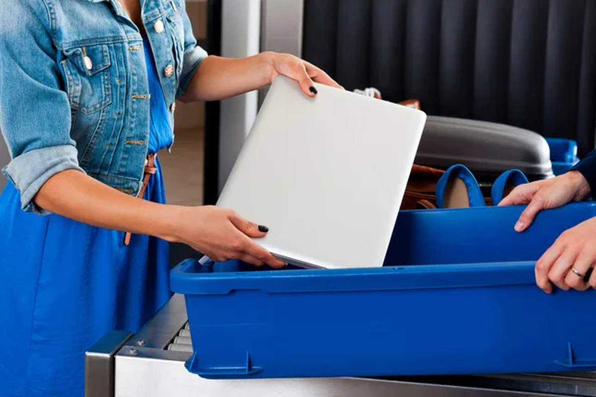 tablet, laptop, X-ray, bandara, Kenapa Laptop Harus Dikeluarkan dari Tas Saat Pemeriksaan Bandara?