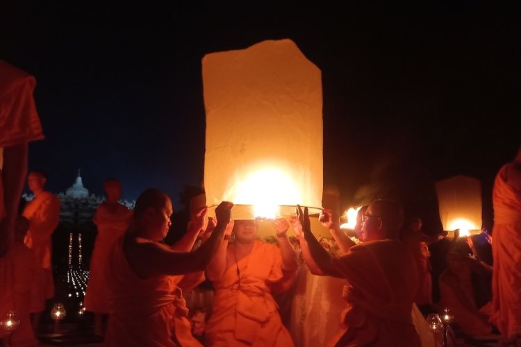 ketentuan festival lampion borobudur, aturan ikut festival waisak 2025, syarat nonton festival lampion, tiket dan dresscode festival borobudur, aturan kamera festival candi borobudur, Ketentuan Ikut Festival Lampion Waisak 2025 di Borobudur