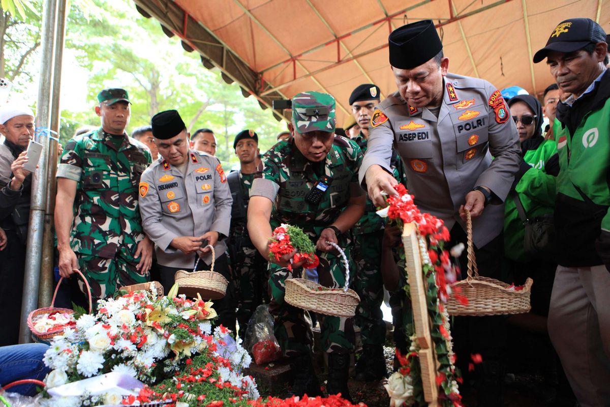 Kapolda Metro Jaya, Asep Edi Suheri, rantis brimob lindas ojol, brimob lindas ojek online, affan kurniawan, Kapolda Metro Jaya Hadir di Pemakaman Affan, Disambut Sorakan dan Makian Driver Ojol