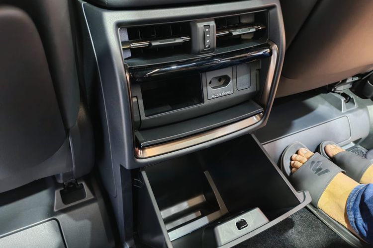 Toyota, Bedah Fitur Alphard XE, Versi Entry Level MPV Sultan Toyota