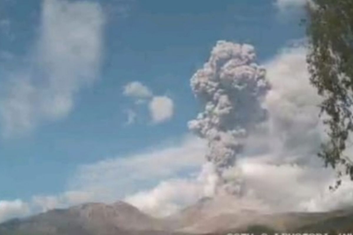 Gunung Lewotobi meletus, Erupsi Gunung Lewotobi, Gunung Lewotobi, Gunung Lewotobi Meletus Lagi 17-18 Agustus 2025, 6 Penerbangan Batal
