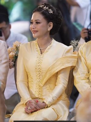 Maia Estianty, Ahmad Dhani, El Rumi, Syifa Hadju, gaya Maia Estianty, 9 Gaya Maia Estianty Saat Lamaran El Rumi–Syifa Hadju, Anggun Bernuansa Butter Yellow, 1. Warna butter yellow yang lembut, 2. Kebaya rancangan desainer lokal, 3. Detail bordir, 4. Selendang dengan draping elegan, 5. Riasan glowy, 6. Riasan mata yang lembut, 7. Tatanan rambut klasik nan rapi, 8. Aksesori rambut, 9. Cincin statement
