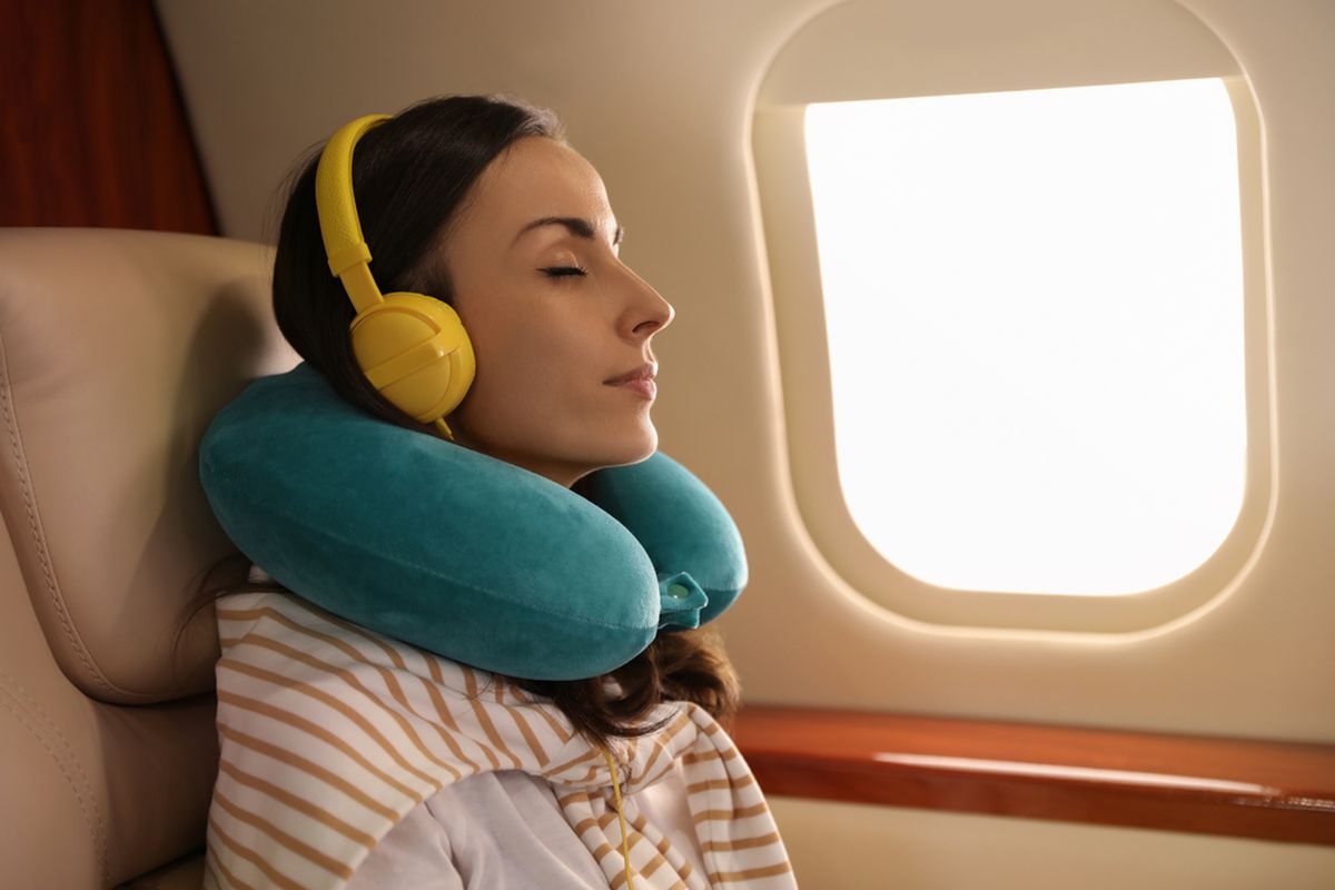 Biar Tidur Nyenyak di Pesawat, Jangan Lupa Bawa Perlengkapan Ini, 1. Penutup mata, 2. Bantal leher , 3. Pakaian longgar dan hangat, 4. Earphone atau headphone
