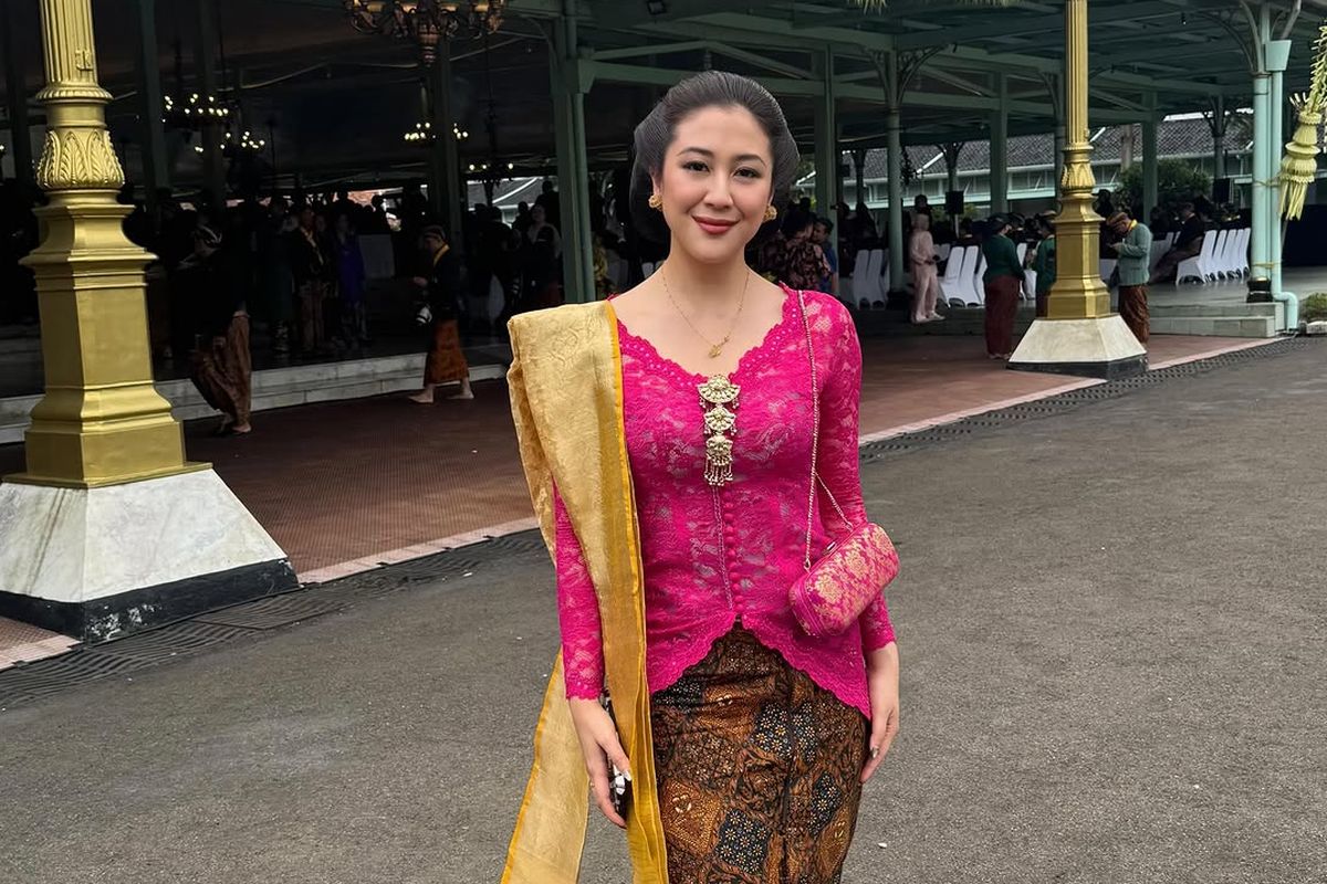 Sherina Munaf, 7 Gaya Sherina Munaf Hadiri Tingalan Jumenengan Mangkunegaran, Kebaya Fuchsia Curi Perhatian, 1. Kebaya fuchsia brokat yang elegan, 2. Kain batik klasik, 3. Selendang kuning emas, 4. Aksesori klasik, 5. Tatanan rambut sanggul klasik, 6. Riasan wajah natural, 7. Sikap anggun yang menyempurnakan penampilan