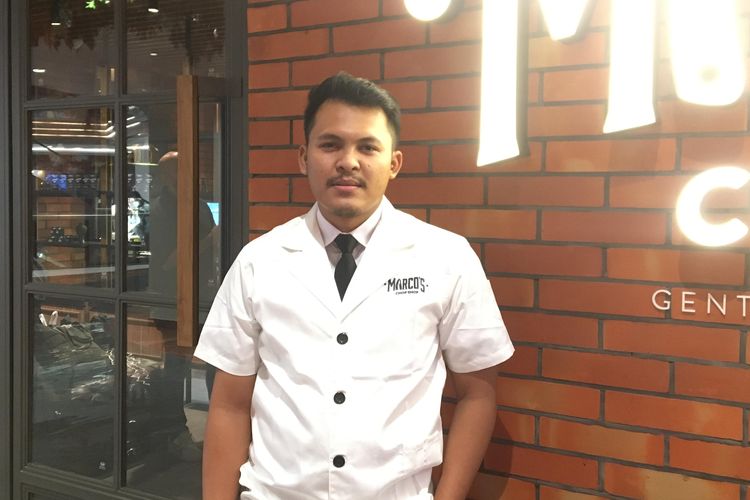 Tren rambut pria, model rambut pria, comma hair, potongan rambut pria, undercut, middle part, curtain haircut, taper haircut, tren rambut pria 2025, tren rambut pria terbaru, 5 Tren Rambut Pria 2025 yang Layak Dicoba Menurut Pakar, 1. Middle part, 2. Comma hair, 3. Curtain hair, 4. Undercut versi modern, 5. French crop