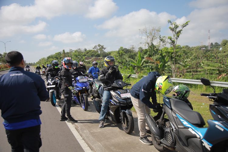 Pantai Senggigi, Yamaha Aerox Alpha, pantai senggigi, sirkuit mandalika, Touring Lombok, Menjelajahi Keindahan Lombok dengan Yamaha Aerox Alpha, Rute Lurus dan Pemandangan Indah, Lincah di Jalan Berkelok, Hujan Deras, Konsumsi BBM dan Jarak Tempuh