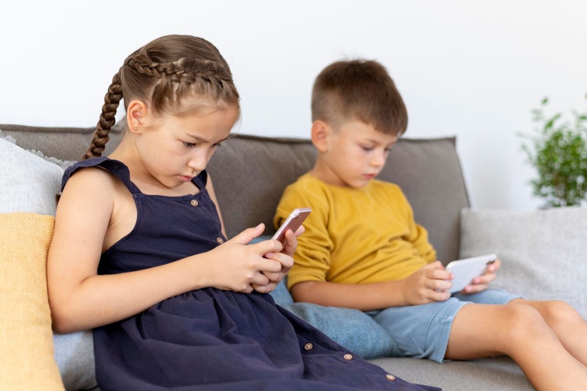 penggunaan gadget pada anak, tips agar anak tidak main hp terus, tips agar anak tidak kecanduan gadget, tips agar anak berhenti main hp, dampak anak main gadget, anak main gadget, efek anak main gadget, cara mengatur screen time anak, waktu ideal anak main gadget, 3 Cara Atur Waktu Anak Main Gadget agar Tidak Kecanduan