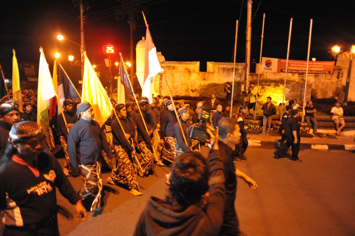 Yogyakarta, malam 1 Suro, Mubeng Beteng, Keraton Yogyakarta, yogyakarta, mubeng beteng, keraton yogyakarta, malam 1 suro, Mengapa Warga Jogja Jalan Kaki Keliling Keraton Saat Malam 1 Suro?