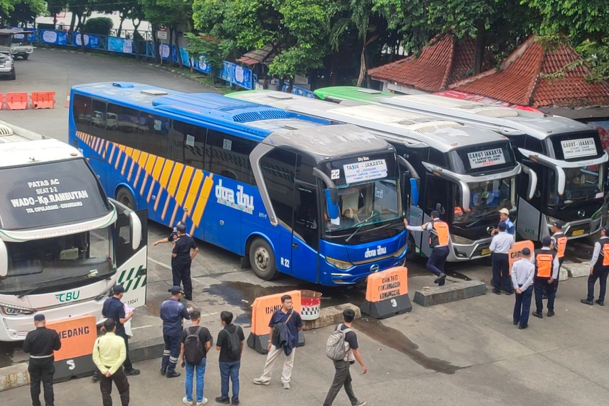 terminal Kampung Rambutan, penumpang bus, mudik usai Lebaran, Mulyono, Terminal Kampung Rambutan, mudik usai lebaran, Penumpang Bus, Peningkatan Penumpang di Terminal Kampung Rambutan Usai Lebaran