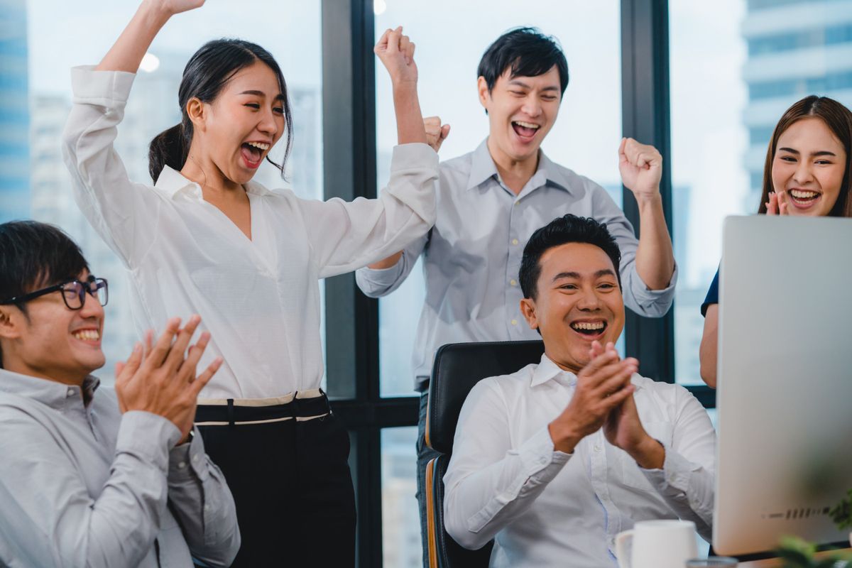 9 Tips Bangkitkan Semangat Kembali Bekerja Setelah Libur Akhir Tahun, 1. Sadari tidak semua bisa diselesaikan sekaligus, 2. Ambil waktu transisi sebelum hari kerja, 3. Siapkan daftar tugas sebelum liburan berakhir, 4. Mulai dari tugas kecil yang cepat selesai, 5. Terima jika awal kerja berjalan lebih lambat, 6. Kelola inbox agar tidak menambah tekanan, 7. Susun ulang rutinitas harian, 8. Tetapkan target kecil dan realistis, 9. Ciptakan lingkungan kerja yang menyegarkan