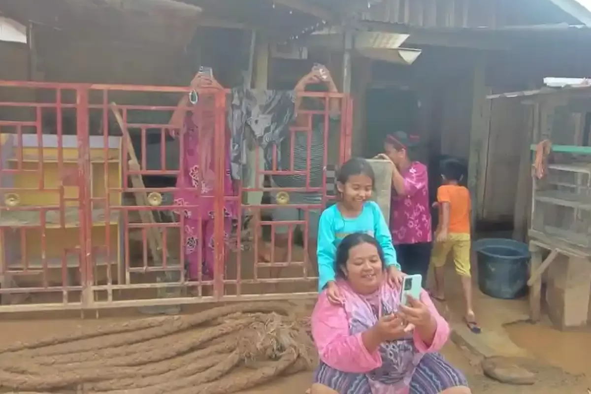Tapanuli Tengah, Banjir Sumatera Utara, Banjir Tapanuli Tengah, banjir sumatera, banjir sumatera 2025, tapanuli tengah lumpuh total, Pascabencana di Tapanuli Tengah, Ratna Terharu saat Video Call Anak: Hemat-Hematlah Dulu ya Mang’, Ratna Berteriak Gembira: Sudah Ada Jaringan We!, Dua Minggu Tanpa Suara Anak, Anak-Anak Diselamatkan di Atap Rumah, Hutanabolon: 20 Meninggal, 11 Masih Hilang, 19 Desa/Kelurahan Masih Terisolasi di Tapanuli Tengah