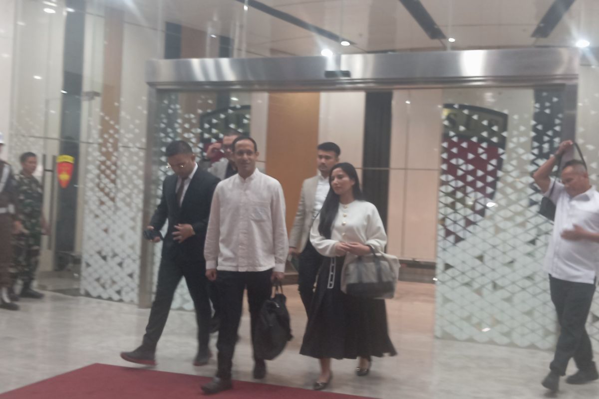 chromebook, Nadiem Makarim, Kejagung, Gojek, pendiri gojek, nadiem makarim tersangka, Apa Alasan Kejagung Tetapkan Nadiem Makarim Sebagai Tersangka Korupsi? Ini Penjelasannya, Tersangka Melanggar Aturan Pengadaan Barang dan Jasa Pemerintah, Kerugian Negara Diperkirakan Capai Rp 1,98 Triliun, Nadiem Akan Ditahan Selama 20 Hari, Profil Nadiem Makarim: Dari Gojek ke Mendikbudristek, Karier di McKinsey dan Pendiri Gojek, Menjadi Mendikbudristek dan Kebijakan Penghapusan Ujian Nasional