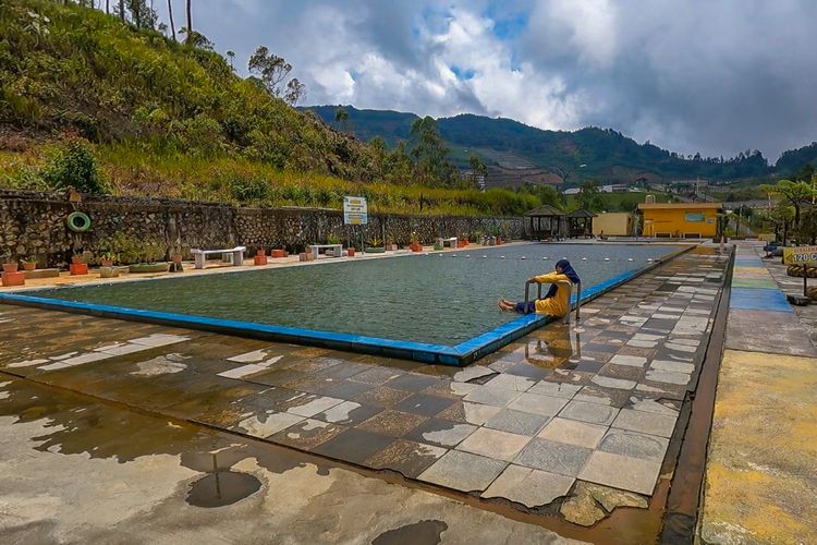 Dieng, 7 Pilihan Wisata Dieng, dari Pemandian Air Panas sampai Bukit Panorama, 1. D’Qiano Hot Spring Water Park, 2. Sumur Jalatunda, 3. Kawah Candradimuka, 4. Golden Sunrise Bukit Sikunir, 5. Gardu Pandang Tieng (GPT), 6. Bukit Scooter Dieng, 7. Bukit Ratapan Angin
