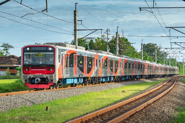 Kereta Rel Listrik, kereta rel listrik, Kereta Api Indonesia, KRL buatan dalam negeri, KRL Buatan Dalam Negeri Tiba di Jakarta, Siap Uji Coba