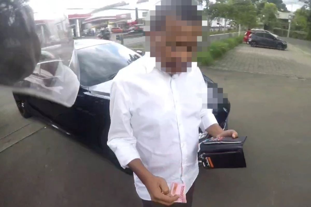 mobil mewah, Tanda Nomor Kendaraan Bermotor, TNKB, video viral, Aksi Polisi di Bogor Tolak Suap Viral, Ungkap Pelanggaran Pelat Nomor hingga STNK Mati