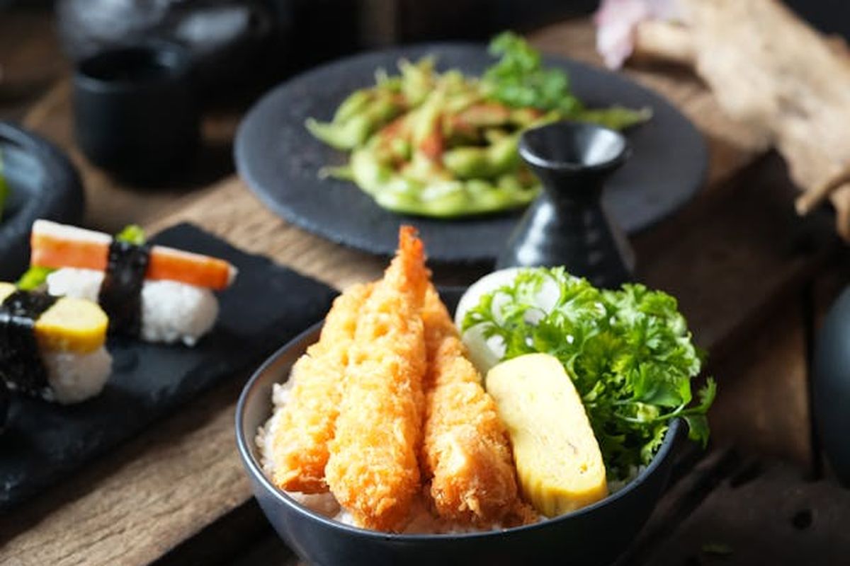 Cara membuat tempura renyah, 5 Cara Bikin Tempura Renyah Tahan Lama ala Chef, Wajib Pakai Air Ini, 1. Gunakan tepung tempura, 2. Pakai air es untuk membuat adonan tempura, 3. Tambahkan air soda, 4. Goreng dalam minyak panas, 5. Jangan masukan bahan tempura sekaligus