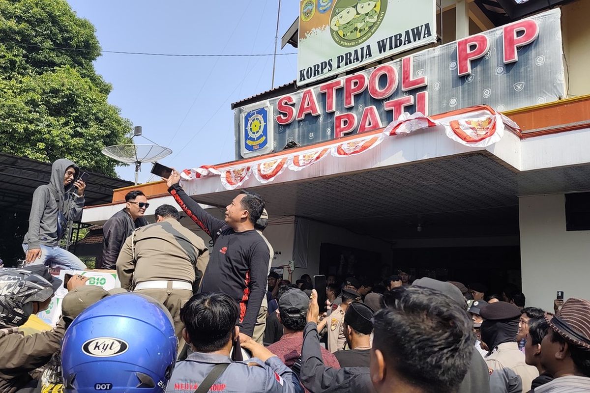 bupati pati, bupati pati sudewo, Sudewo, demo pati, bupati pati minta maaf, Kenaikan PBB 250 Persen Batal, Demo Pati Tetap Jalan, Tuntut Bupati Sudewo Lengser, Skeptisisme terhadap Pernyataan Bupati, Konfrontasi Panas di Kantor Bupati, "Bukan karena Hati Nurani", Tekad Lengserkan Bupati Pati
