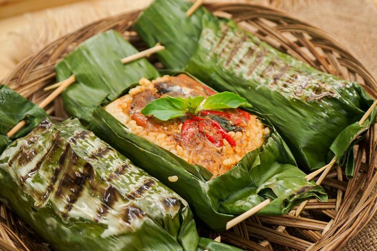 sarden, olahan sarden kaleng, 15 Ide Olahan Sarden Kaleng, Praktis untuk Lauk dan Camilan, 1. Nasi bakar sarden, 2. Orak-arik sarden, 3. Nasi goreng sarden, 4. Sarden goreng kremes, 5. Sarden telur dadar, 6. Bola-bola sarden, 7. Lumpia isi sarden, 8. Perkedel sarden, 9. Roti sarden keju, 10. Sarden kukus bumbu pedas, 11. Martabak telur isi sarden, 12. Sarden goreng renyah, 13. Spaghetti sarden, 14. Sarden bumbu balado, 15. Tumis sarden