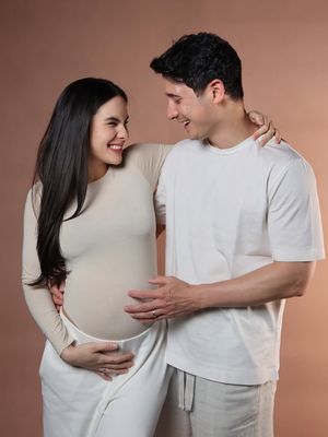 Nino Fernandez, Steffi Zamora, Maternity shoot, steffi zamora hamil, steffi zamora dan nino fernandez, Steffi Zamora Umumkan Kehamilan, Intip 6 Outfit Maternity Minimalisnya, 1. Long sleeve top krem bodycon, 2. Celana putih longgar, 3. Nuansa serba netral dengan pasangan, 4. Aksen pose playful, 5. Sentuhan monokrom dan aksesori, 6. Rambut terurai natural