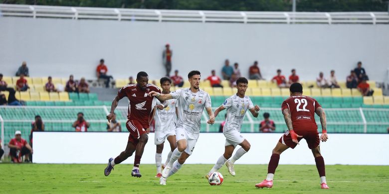 Wasit, PSSI, Madura United, PSM Makassar, Komite Wasit PSSI, Yoshimi Ogawa, I.League, Asep Saputra, Komite Wasit PSSI Sesuaikan Perangkat Laga Madura United Vs PSM Makassar