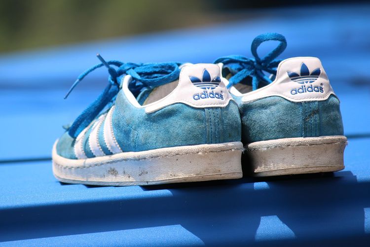 Adidas Indonesia, sneakers kw, cara membedakan sneakers ori dan kw, sneakers palsu, maraknya sneakers kw, komunitas dan brand tanggapi fenomena sneakers kw, jejouw, Sneakers KW Sedang Marak, Masyarakat Diminta Lebih Cermat Saat Belanja, Sneakers KW rugikan brand dan konsumen, Cara membedakan sneakers ori dan KW, Beli di retail resmi untuk jaminan keaslian, Bagaimana dengan brand lain?