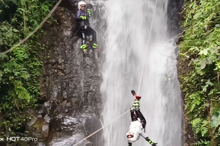 Curug Dayang Sumbi, libur panjang, Sejuknya Curug Dayang Sumbi di Ciater, Ada Wahana Ekstrem Canyoneering