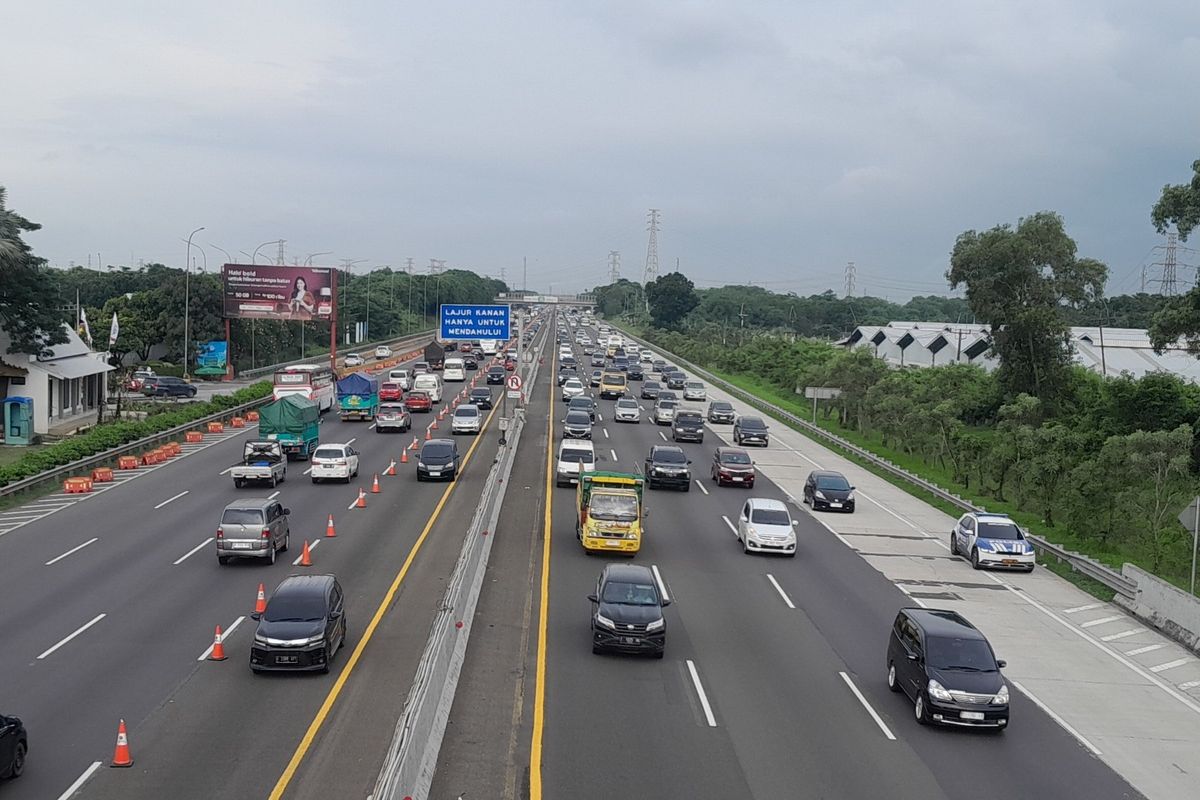 volume kendaraan, arus balik, contraflow, rekayasa lalu lintas, Update: Contraflow Km 70-47 Tol Japek Arah Jakarta Diberlakukan