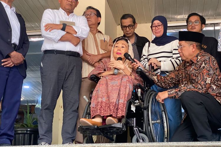 aktivis, Gus Dur, Sinta Nuriyah, Istri Gus Dur, aktivis ditangkap, Sinta Nuriyah Abdurahman Wahid, delpedro lokataru ditangkap, Delpedro ditangkap, delpedro lokataru, delpedro ditahan, Istri gus dur jenguk aktivis yang ditahan, Delpedro, Istri Gus Dur Menangis Saat Peluk Ibu Delpedro, Desak Polisi Bebaskan Aktivis yang Ditahan, Kedatangan Sinta Bersama Gerakan Nurani Bangsa (GNB), Aktivis yang Ditahan, Disebut Hanya Kesalahpahaman, GNB Layangkan Surat ke Kapolri