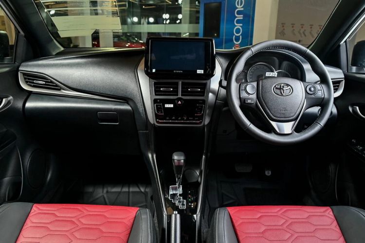 Honda Jazz, Toyota Yaris, perbandingan mobil, hatchback Indonesia, Honda Jazz vs Toyota Yaris: Persaingan Hatchback Terpanas di Indonesia, Performa Honda Jazz , Toyota Yaris Unggulkan Kenyamanan dan Fitur Keselamatan, Fitur yang Berbeda: Jazz vs Yaris, Biaya Perawatan yang Berbeda, Pilihan Sesuai Kebutuhan