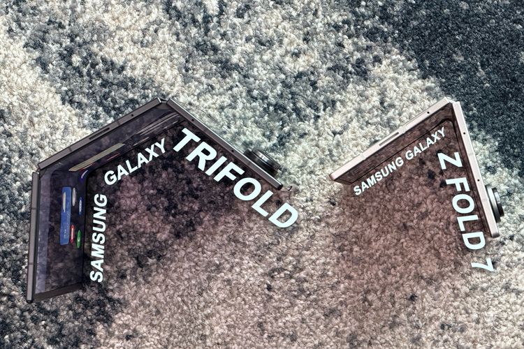 Samsung, HP lipat tiga, smartphone, Samsung Galaxy Trifold, Pertama Kali Genggam Samsung Galaxy TriFold, HP Lipat Tiga yang Ringkas