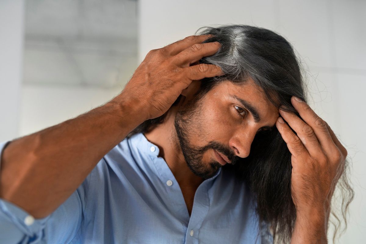 uban di usia muda, tanda penuaan dini, uban prematur, uban dini, kesehatan rambut, health-lifestyle, Mencegah Uban di Usia Muda: Tips Menjaga Rambut Tetap Hitam Lebih Lama, Hindari produk kimia berbahaya pada rambut, Rutin menjaga kesehatan kulit kepala, Perhatikan pola makan yang seimbang, Menghindari kebiasaan merokok dan stres