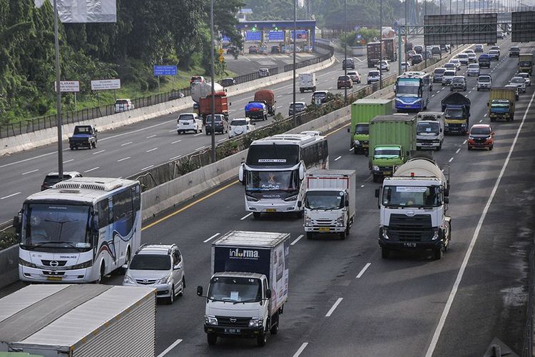 truk, Mudik Lebaran, mudik, Lebaran 2025, Bus Lebaran, Kebiasaan Buruk Bus Saat Mudik Lebaran, Jajah Lajur Kanan