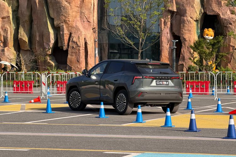 Omoda, mobil listrik, Omoda O4, crossover listrik, Kencan Singkat dengan Omoda O4, Calon Model Baru di Indonesia