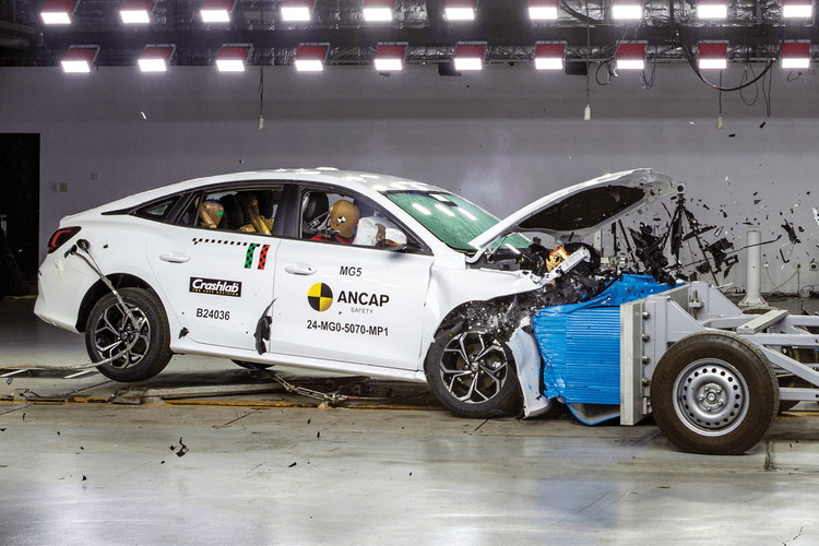 Sedan, tes tabrak, ANCAP, MG 5 GT, sedan, Australasian New Car Assessment Program (ANCAP), Ada Peningkatan, MG 5 Raih Tiga Bintang Tes Tabrak ANCAP