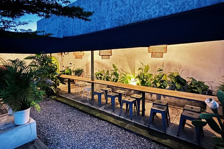 kafe, 5 Kafe Estetik di Surabaya, Cozy untuk Hangout dan Work from Cafe, 1. Liberia Eatery, 2. Carpentier Kitchen, 3. Arah Coffee Dinoyo, 4. Moos Coffee, 5. TBRK Rumah Kopi