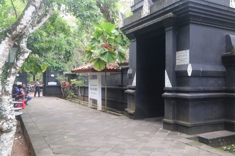 Makam Raja di Imogiri, Pakubuwono XIII, makam raja imogiri, pemakaman Pakubuwono XIII, makam Pakubuwono XIII, Pakubuwono XIII wafat, Pakubuwono XIII meninggal dunia, Daftar Raja Keraton Surakarta yang Dimakamkan di Imogiri, di Mana Lokasi Makam Pakubuwono XIII?