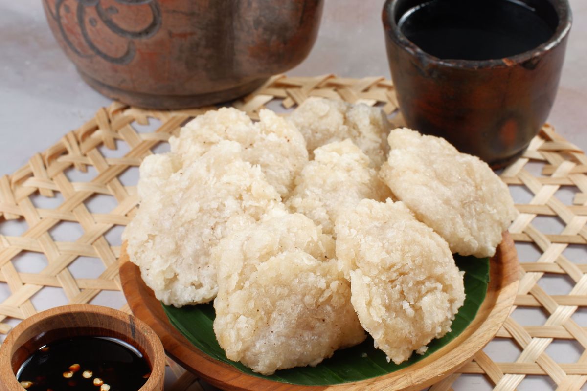 cireng kopong, kempis, resep cireng kopong, cara membuat cireng kopong, bahan biang cireng, Cara Membuat Cireng Kopong, Ini Tips agar Tak Mudah Kempis, 1. Buat biang, 2. Tuang biang ke tepung tapioka, 3. Bentuk cireng, 4. Goreng cireng tahap pertama, 5. Goreng cireng tahap kedua, 6. Sajikan cireng