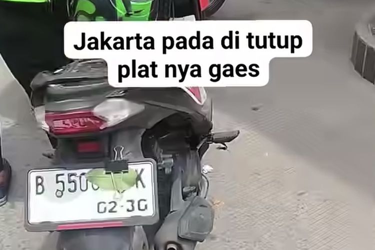 TNKB, Operasi Zebra Jaya, operasi zebra jaya, tutup pelat nomor, Operasi Zebra Jaya 2025, tutup pelat nomor motor, Marak Pemotor Tutup TNKB Pakai Plastik: Polisi Edukasi dan Siapkan Sanksi