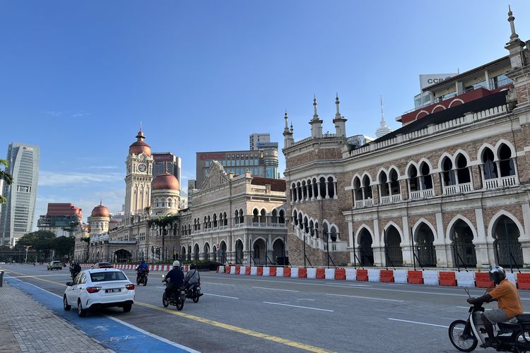 wisata malaysia selain kuala lumpur, wisata malaysia kuala lumpur, wisata malaysia terkenal, rekomendasi tempat wisata malaysia, tempat wisata malaysia yang wajib dikunjungi, Wisata 6 Hari 5 Malam di Malaysia, Bisa ke Mana Saja?, 1. Menara Kembar Petronas, 2. Bukit Bintang City Centre, 3. Pabrik cokelat Beryl's, 4. Masjid Negara Malaysia, 5. Central Market, 6. Restoran Saloma, 7. Dataran Merdeka, 8. Penang Hill (Bukit Bendera), 9. Georgetown, 10. Kampung Wisata Relau, 11. Pulau Langkawi