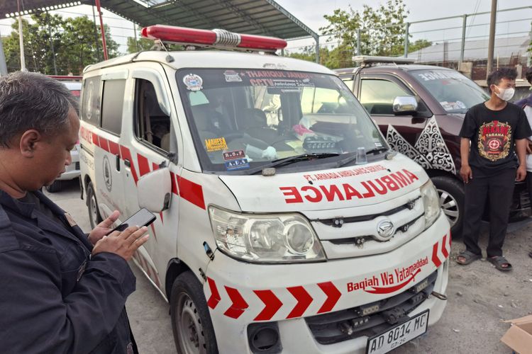 perusakan ambulans, sopir truk, truk ODOL, Polres Karanganyar, Truk ODOL, demo truk odol, Demo ODOL Berujung Kericuhan, Oknum Sopir Truk Rusak Ambulans Saat Jemput Pasien