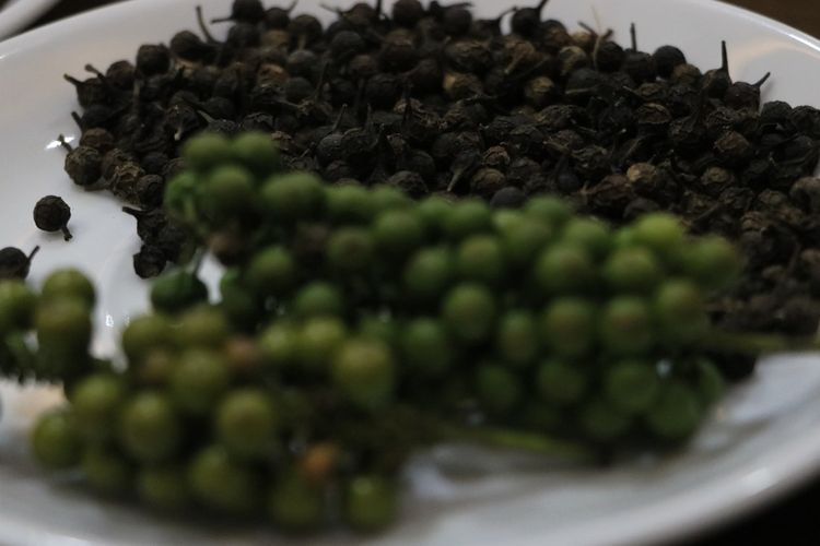 rempah, Indonesia, masakan, bumbu, 7 Rempah Asli Indonesia yang Paling Disukai Dunia Versi TasteAtlas, 1. Lengkuas (Galangal), 2. Andaliman, 3. Kemukus (Cubeb Pepper), 4. Daun Salam, 5. Kecombrang, 7. Cengkeh