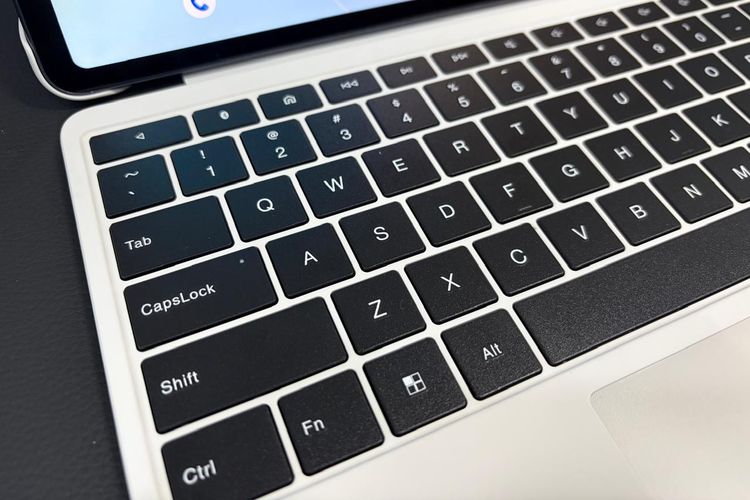 Infinix Xpad Edge, Saya Pakai Tablet Infinix Xpad Edge Dua Minggu untuk Kerja, Bisakah Menggantikan Laptop?, Desain tipis yang terlihat premium, Paket pembelian yang terasa "worth it", Keyboard nyaman, tapi touchpad kadang bermasalah, Navigasi dan multitasking terasa cukup smooth, Mengedit video di tablet terasa seperti di HP, tapi lebih lega, Ada tombol khusus AI, tapi belum terlalu membantu, Performa stabil, tapi bisa menurun jika dipakai lama, Pengisian daya cukup lama, Satu fitur penting yang absen, Bisakah Infinix Xpad Edge menggantikan laptop?, Tablet Rp 4 jutaan yang value for money