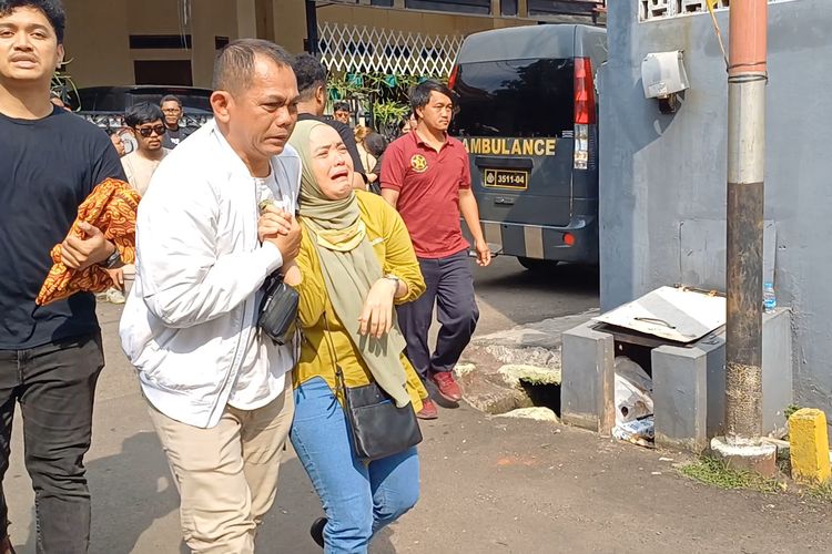 Gusti Irwan Wibowo, Gustiwiw, gusti irwan wibowo, gustiwiw, gustiwiw meninggal karena apa, penyebab gustiwiw meninggal dunia, gustiwiw meninggal kenapa, Gustiwiw Meninggal Mendadak di Bandung, Diduga Akibat Tekanan Darah Tinggi Picu Serangan Jantung, Apa Tanggapan Keluarga Saat Mendapat Kabar Duka?, Apakah Gustiwiw Memiliki Riwayat Penyakit Sebelumnya?, Apa yang Dilakukan Gustiwiw Sebelum Meninggal?, Apa Pesan Terakhir dari Ibunda Gustiwiw?