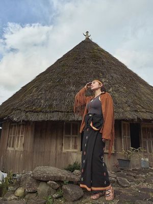 Wulan Guritno, 6 Gaya Wulan Guritno di NTT, Elegan dengan Kain Songke, 1. Kain songke sebagai pusat tampilan, 2. Palet hitam dan cokelat yang membumi, 3. Paduan kain tradisional dan blus modern, 4. Siluet sederhana, kesan berkelas, 5. Nuansa pink dan kuning di Labuan Bajo, 6. Resort Wear yang tetap berakar