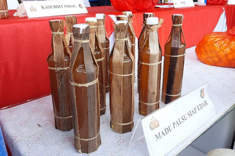 Madu, madu, Madu palsu, madu asli, Madu asli, madu palsu, madu palsu dan madu asli, 5 Cara Mudah Membedakan Madu Asli dan Palsu, Jangan Sampai Tertipu!, 1. Tes ibu jari, 2. Tes air, 3. Tes kain putih atau kertas blotting, 4. Tes sari cuka, 5. Tes panas