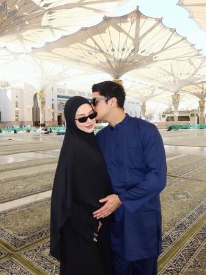 Alyssa Daguise, Maia Estianty, Tampil Kembaran dengan Maia Estianty, Ini 9 Gaya Umrah Alyssa Daguise, 1. Tampil kembaran dengan Maia Estianty, 2. Gamis nyaman untuk ibu hamil 4 bulan, 3. Abaya hitam polos yang klasik, 4. Hijab hitam minimalis, 5. Busana warna netral bernuansa earthy, 6. Siluet longgar yang mengutamakan kenyamanan, 7. Makeup natural yang nyaris tanpa polesan, 8. Tampilan serasi dengan pasangan, 9. Busana putih yang bersih dan menenangkan