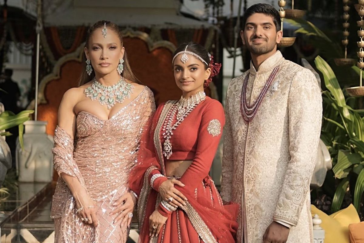 Jennifer Lopez, saree india, penampilan jennifer lopez, jennifer lopez india, Jennifer Lopez Tuai Kritik saat Pakai Saree di Pernikahan Miliarder India